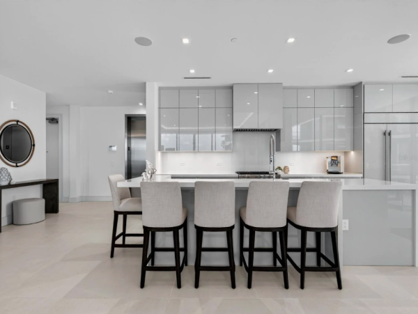 Coastal Luxury Retreat in Longboat Key - 2-Bedroom Condo Stunning Views